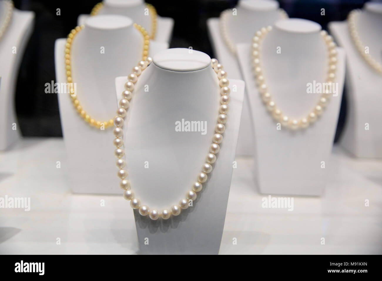Colliers de Perles la pendaison pour vendre en boutique. Phu Quoc. Le  Vietnam Photo Stock - Alamy