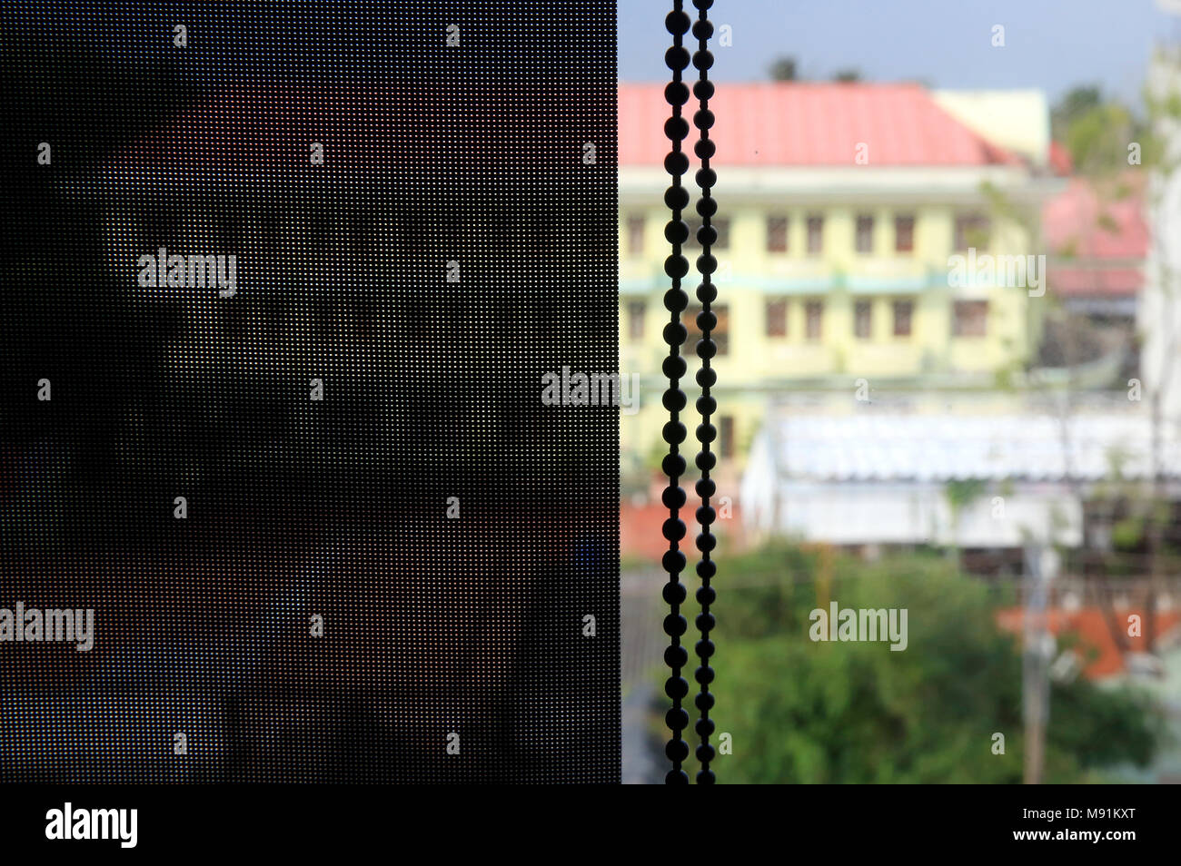 Avis de stores sur la fenêtre. Fermer-uo. Phu Quoc. Le Vietnam. Banque D'Images