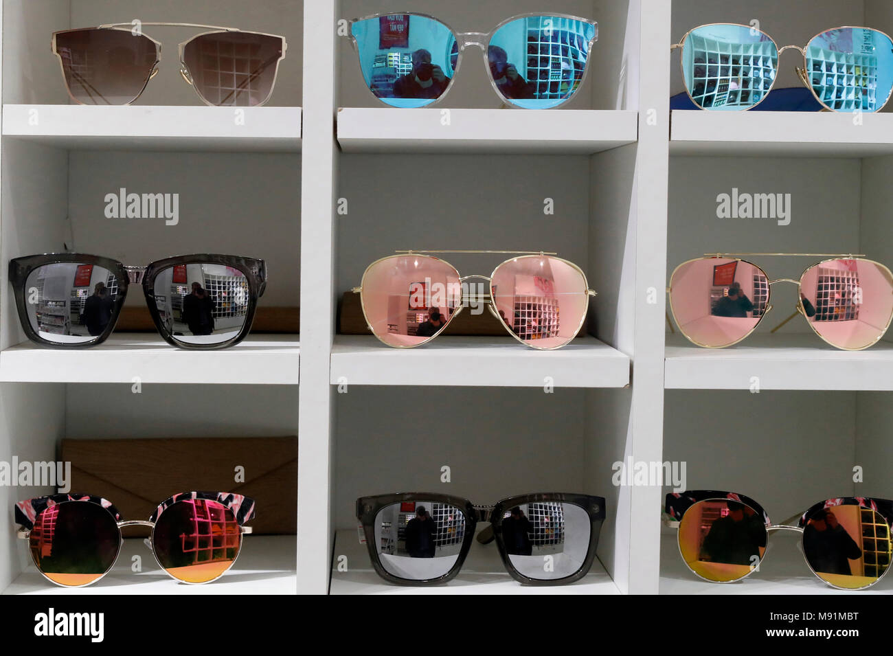 Lunettes de soleil en vente présentoir à lunettes shop. Hanoi. Le Vietnam  Photo Stock - Alamy