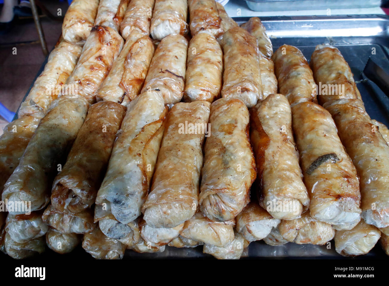 La nourriture vietnamienne. Rouleaux de printemps frits. Hanoi. Le Vietnam. Banque D'Images