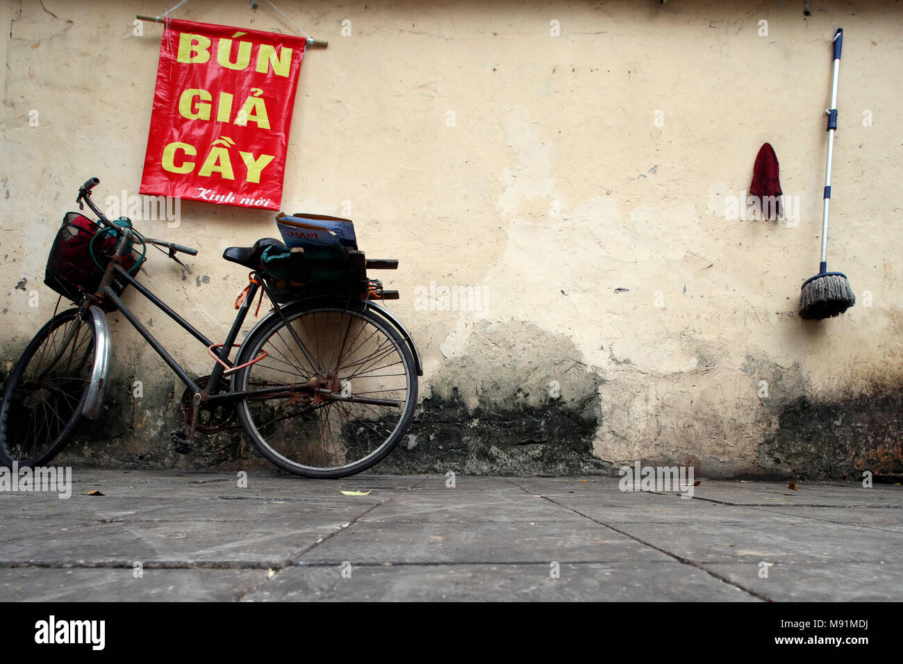 Rue typique du vieux quartier de Hanoi. Vieux vélo. Le Vietnam. Banque D'Images