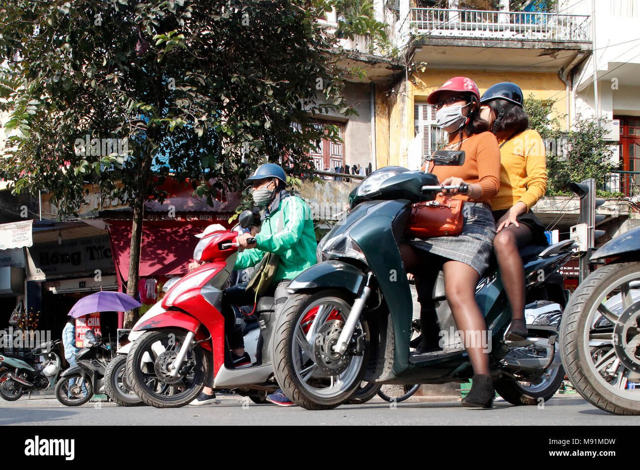 Rue typique du vieux quartier de Hanoi. La vie de rue chaotique du trafic. Le Vietnam. Banque D'Images