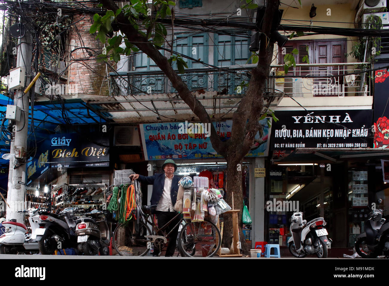 Rue typique du vieux quartier de Hanoi. La vie de rue chaotique du trafic. Le Vietnam. Banque D'Images