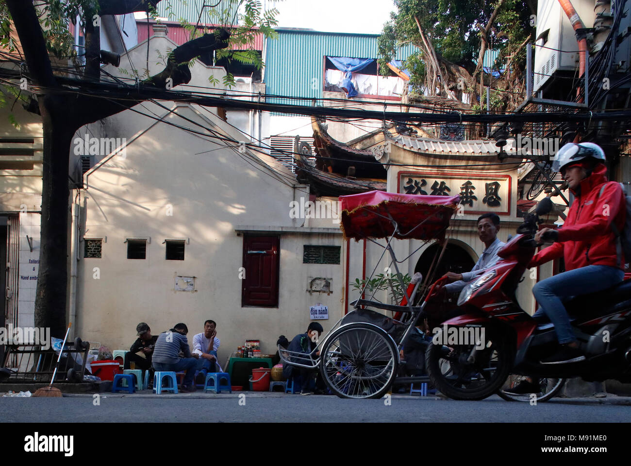 Rue typique du vieux quartier de Hanoi. La vie de rue chaotique du trafic. Le Vietnam. Banque D'Images