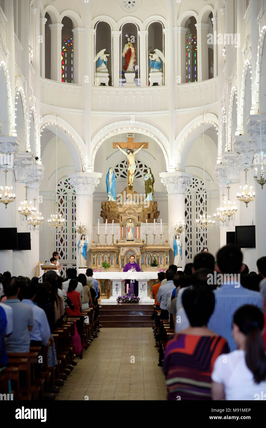 Église du Sacré-Cœur de Jésus ( Nha Tho Tan Dinh ). Célébration de la messe du dimanche. Ho Chi Minh Ville. Le Vietnam. Banque D'Images