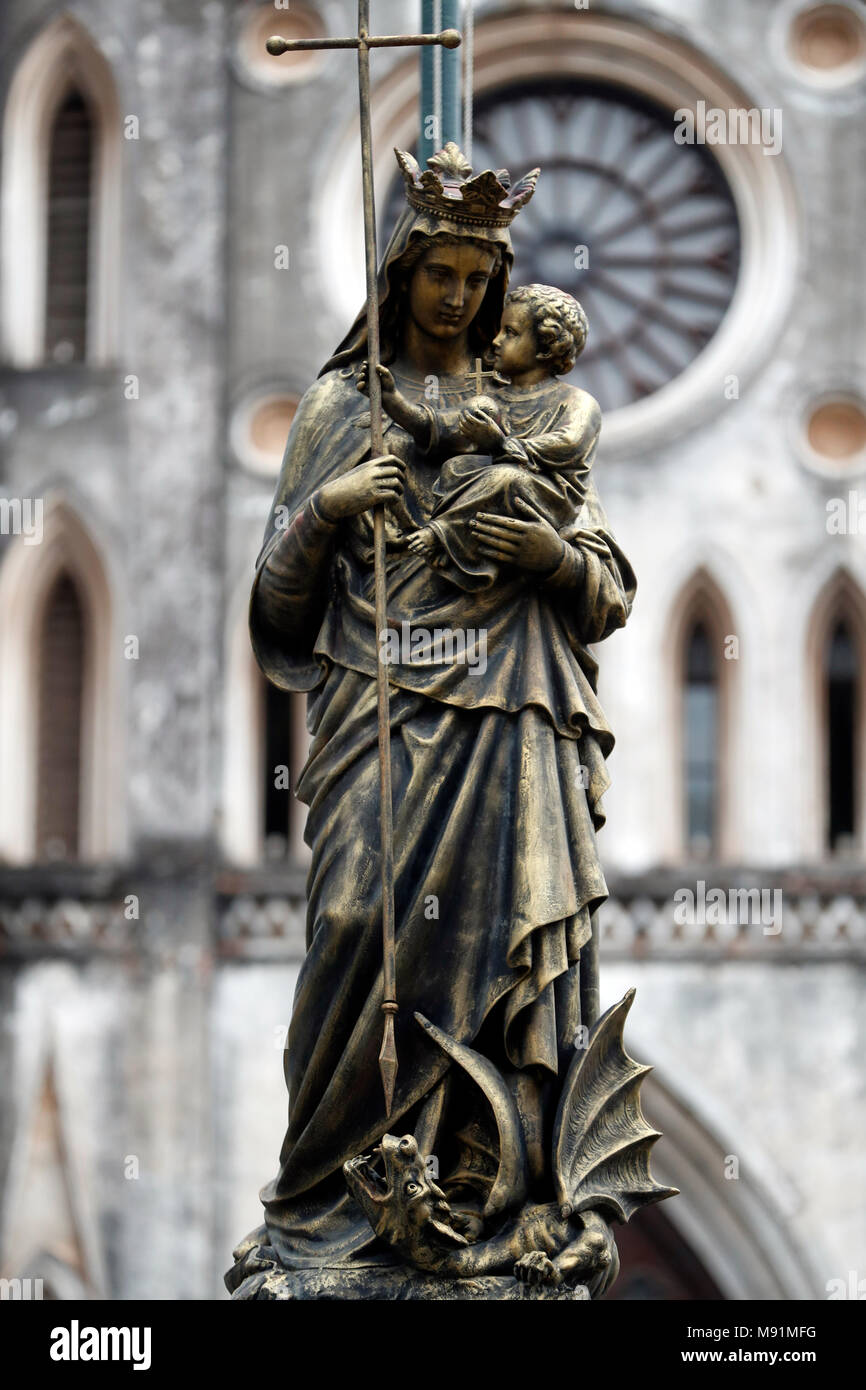Cathédrale Saint Joseph (Nha Tho Lon). Vierge Marie et l'enfant statue. Hanoi. Le Vietnam. Banque D'Images Cathédrale Saint Joseph (Nha Tho Lon). Vierge Marie et l'enfant statue. Hanoi. Le Vietnam. Banque D'Images