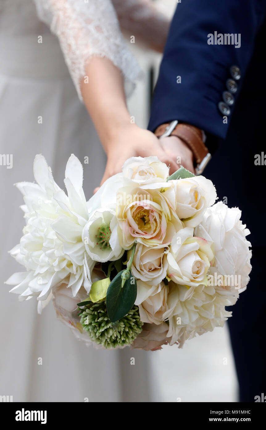 Mariage. Bride and Groom holding bouquet de roses. Hanoi. Le Vietnam. Banque D'Images