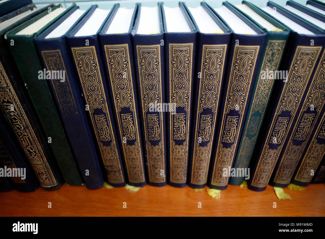 Bibliothèque. Le Coran, livre saint de l'islam. Banque D'Images