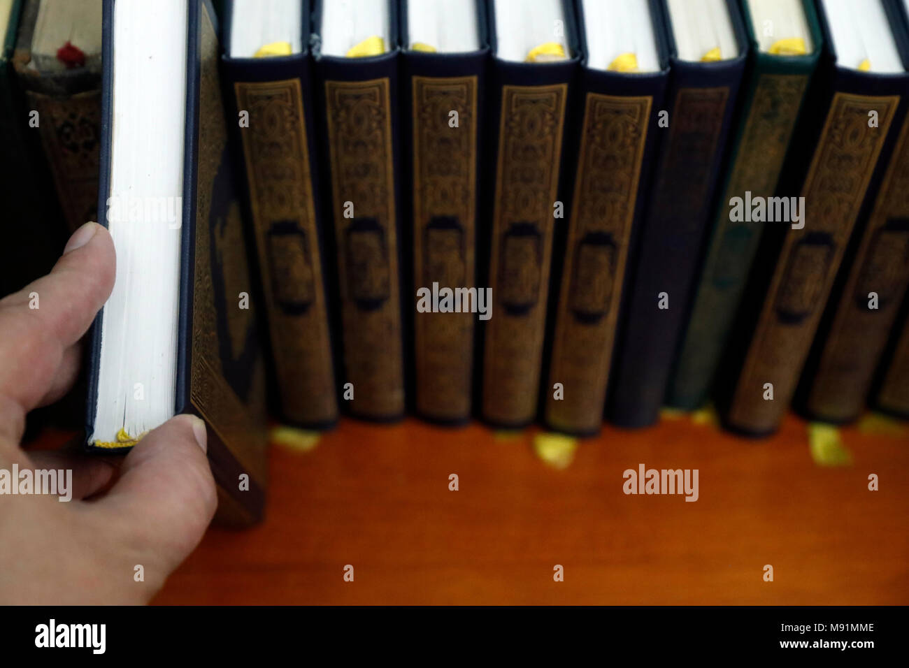 Bibliothèque. Le Coran, livre saint de l'islam. Banque D'Images