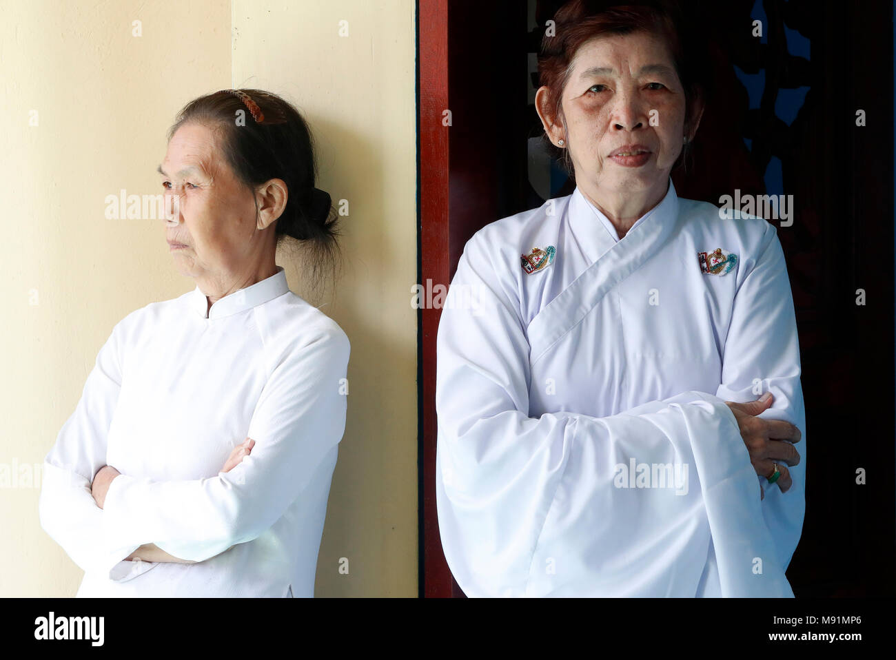 Temple Cao Dai. Les femmes de service. Phu Quoc. Le Vietnam. Banque D'Images