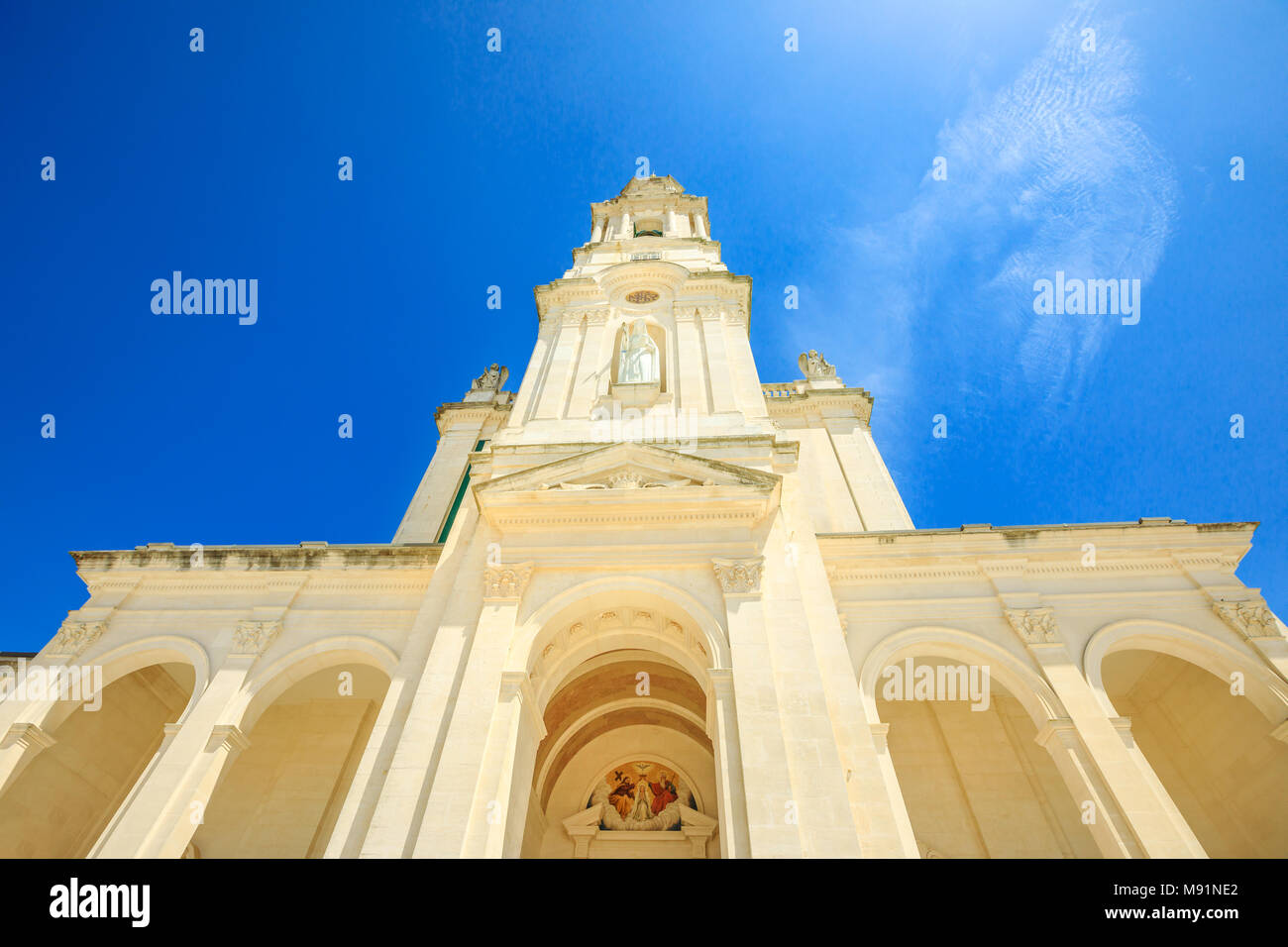 Vue avant de la basilique de Nossa Senhora de sanctuaire de Fatima au Portugal. Ciel bleu avec copie espace. Fatima est l'une des plus célèbres destinations de voyage de pèlerinage catholique Banque D'Images