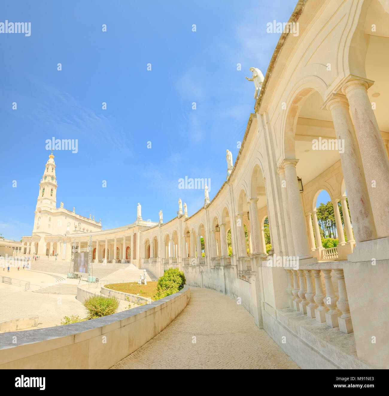 Sanctuaire de Notre Dame de Fatima dans le centre du Portugal, l'un des plus importants sanctuaires mariaux et lieux de pèlerinage pour les catholiques. Basilica de Nossa Senhora de colonnade blanche. Ciel bleu. Banque D'Images