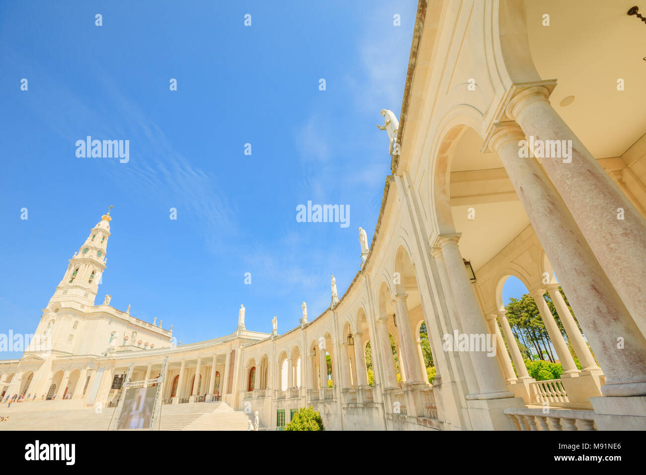 Sanctuaire de Notre Dame de Fatima dans le ciel bleu, le Centre du Portugal, l'un des plus importants sanctuaires mariaux et lieux de pèlerinage pour les catholiques. Basilica de Nossa Senhora de colonnade blanche. Banque D'Images