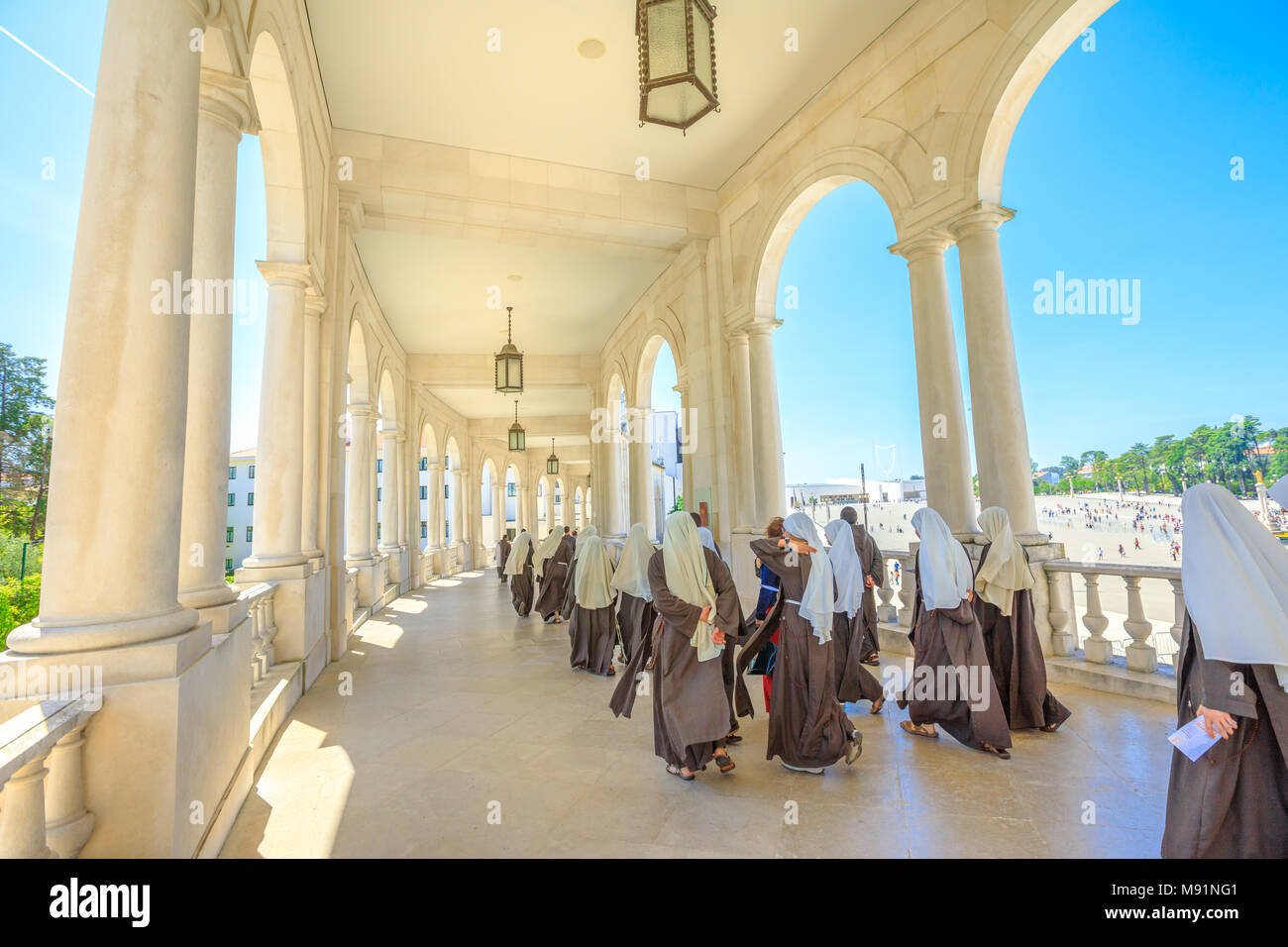 Fatima, Portugal - 15 août 2017 : groupe de religieuses promenades sous arcade au Sanctuaire de Notre-Dame de Fatima, l'un des plus importants sanctuaires mariaux et lieux de pèlerinage pour les catholiques. Banque D'Images