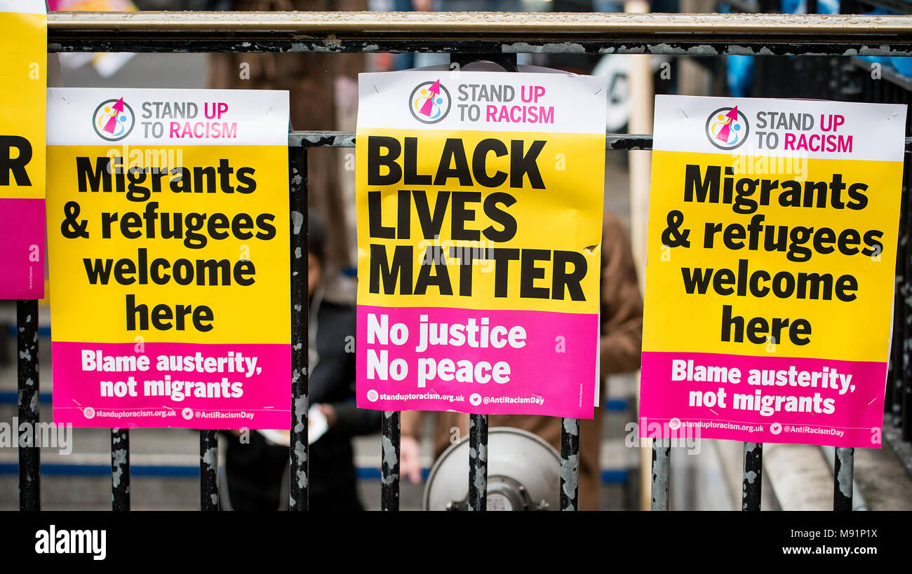 Des milliers de personnes se sont rassemblées dans le centre de Londres, pour la marche contre le racisme manifestation nationale, pour protester contre la hausse spectaculaire des attaques liées à la race. Banque D'Images