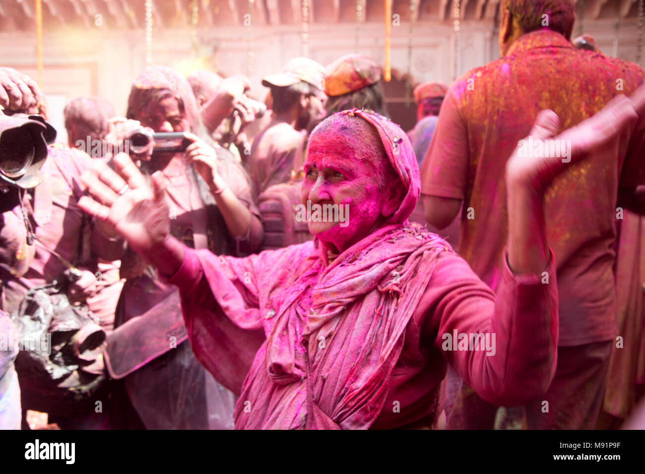 Les veuves participent à des célébrations de Holi à Vrindavan, Uttar Pradesh, Inde Banque D'Images