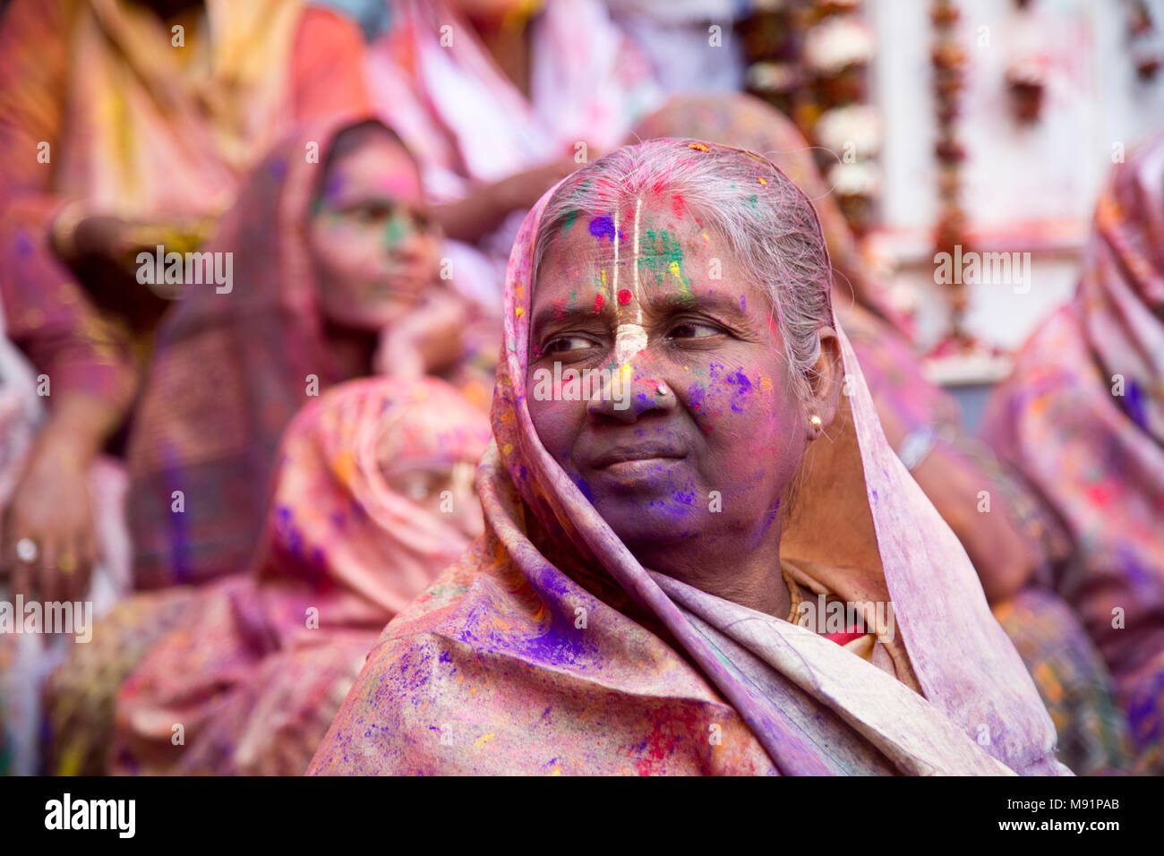 Participer aux célébrations de la veuve d'Holi à Vrindavan, Uttar Pradesh, Inde Banque D'Images