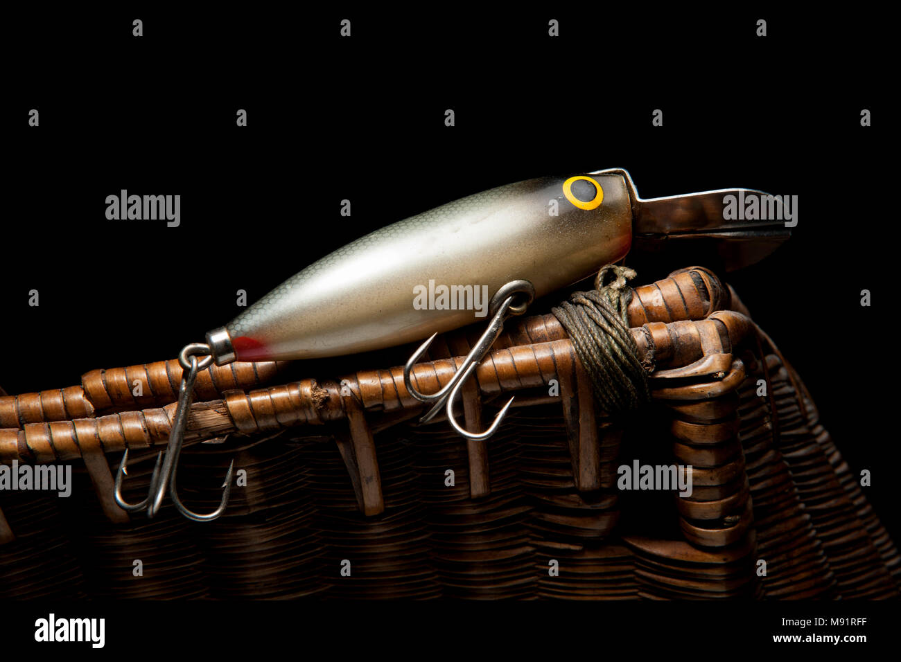 Ancien leurre de pêche ou la fiche, éventuellement par des bois, fabrication sur un de ces relevés et fond noir. À partir d'un vintage collection d'articles de pêche au Royaume-Uni Banque D'Images