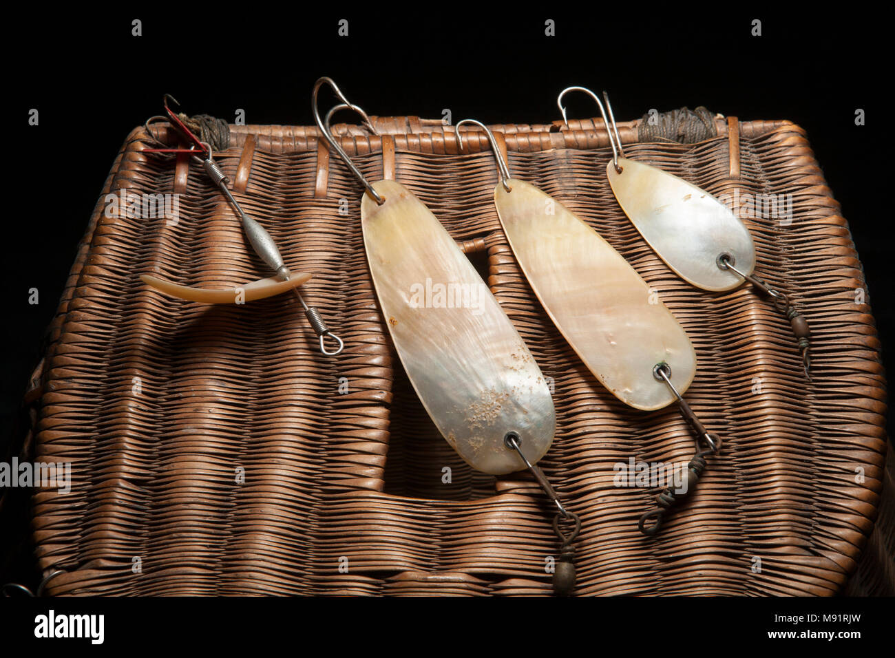 Vieille mère de pearl des attraits de pêche à partir d'une collection d'articles de pêche vintage au Royaume-Uni, sur l'un de ces relevés et fond noir Banque D'Images