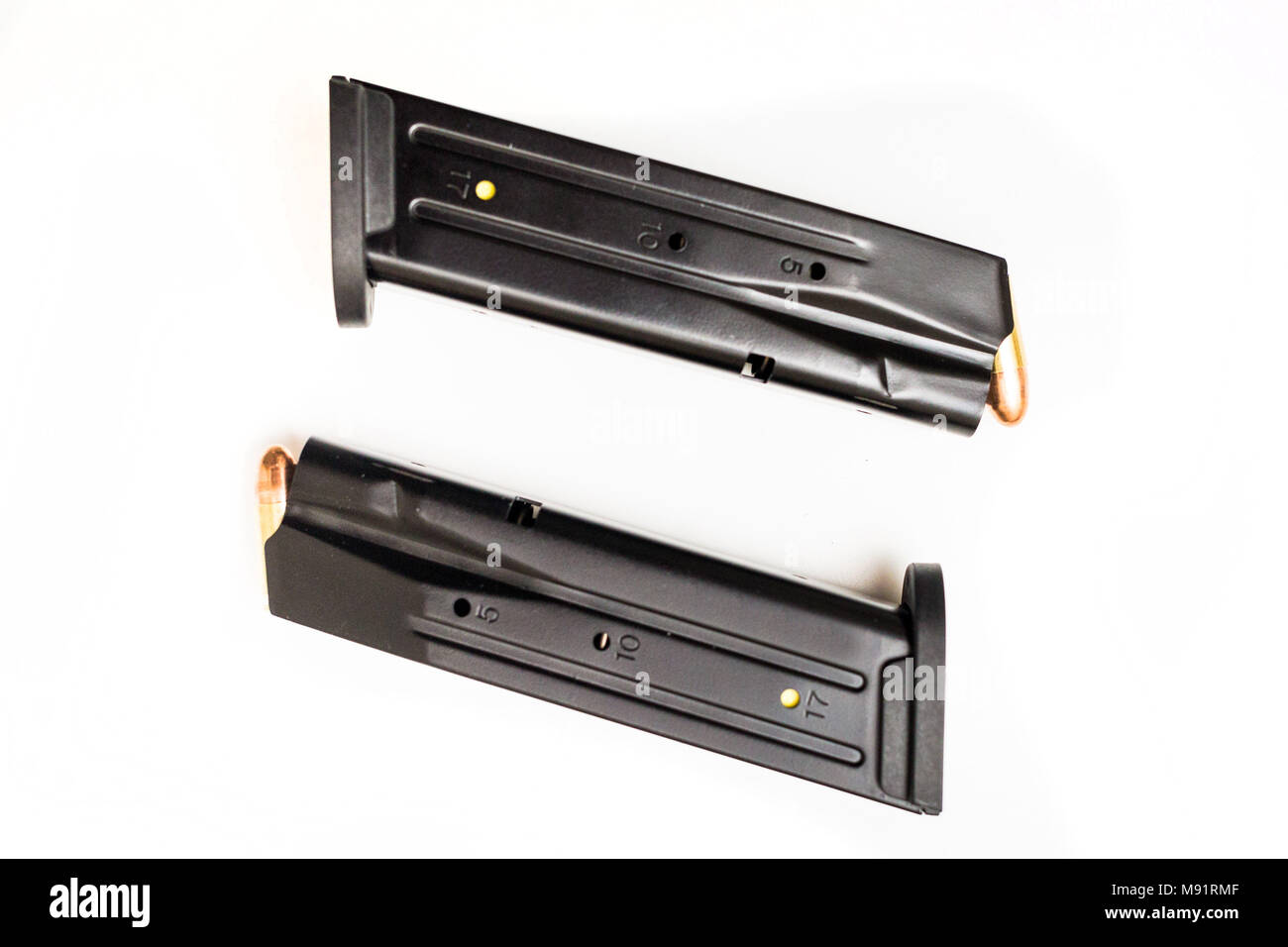 Poing chargée magazine sur la surface blanche isolée Banque D'Images