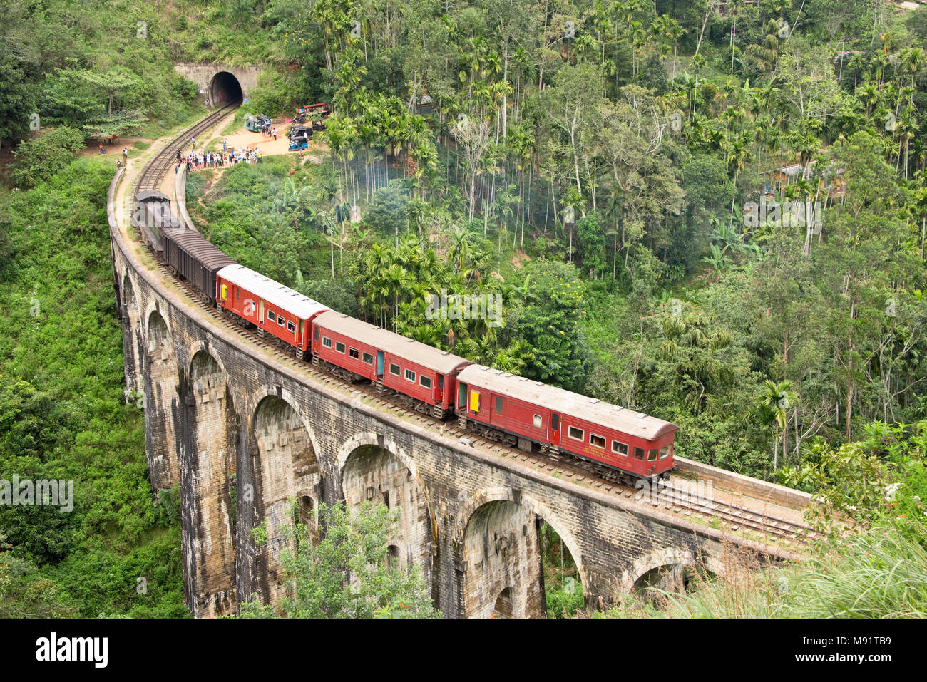 Une vue aérienne d'un train passant sur le Pont Neuf arches près de Demodara au Sri Lanka. Banque D'Images