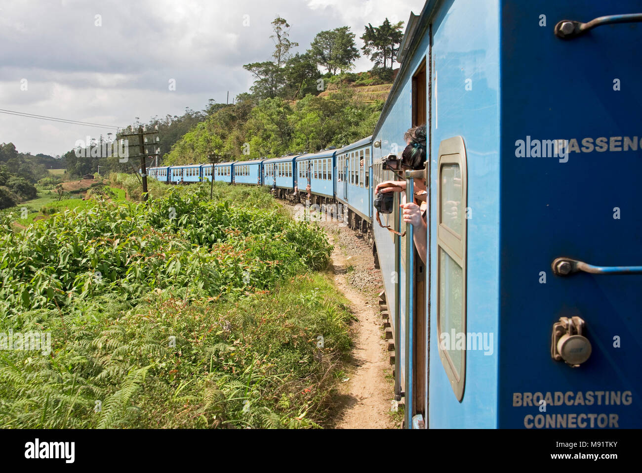 Une classe S12 MCG 928 Unités multiples diesel (DMU) train transportant les habitants et les touristes entre Nanu Oya et Ella au Sri Lanka. Banque D'Images