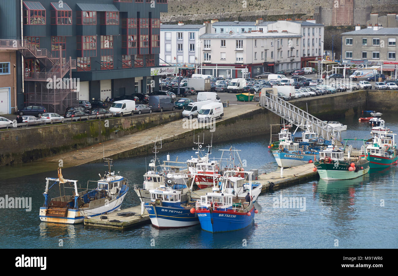 Les bateaux de pêche en bois de la flotte de pêche côtière Bretagne amarré à côté du Port de Brest au quai de pêche. Banque D'Images