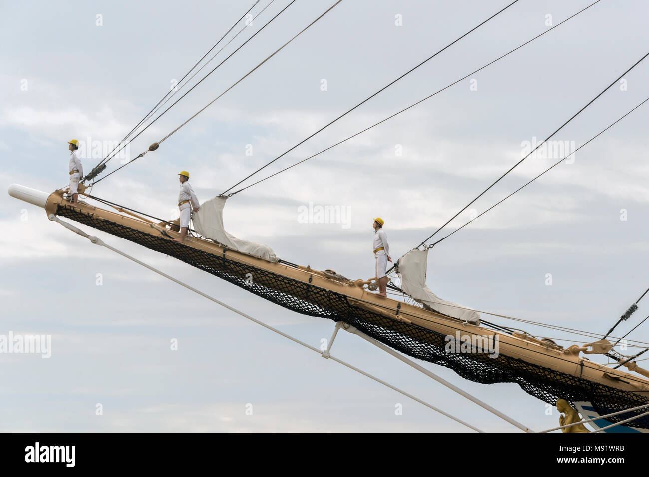 Les marins nus debout à l'attention sur le beaupré au cours de la cérémonie de départ, Kaiwo Maru, Steveston (Colombie-Britannique) Banque D'Images