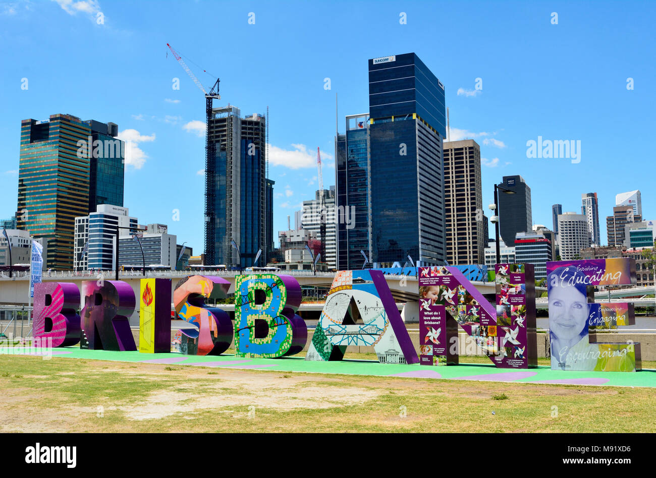 Brisbane, Queensland, Australie - Janvier 6, 2018. Faire signer des lettres de Brisbane à South Bank Parklands, avec des bâtiments modernes à l'arrière-plan. Banque D'Images