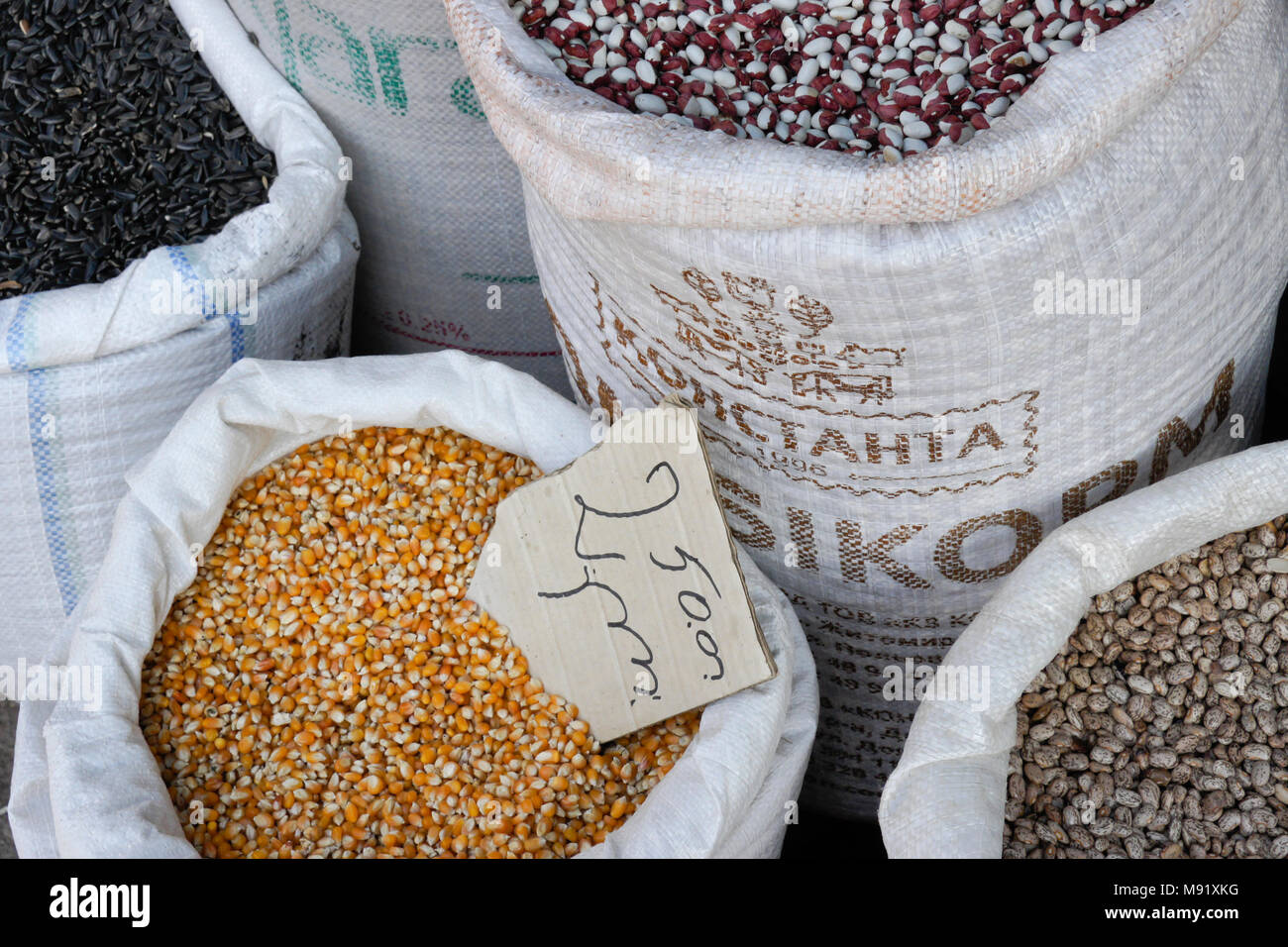 Des sacs de maïs et de haricots secs à la vente à la Dezerters' Bazar marché en plein-air, Tbilissi, Géorgie Banque D'Images