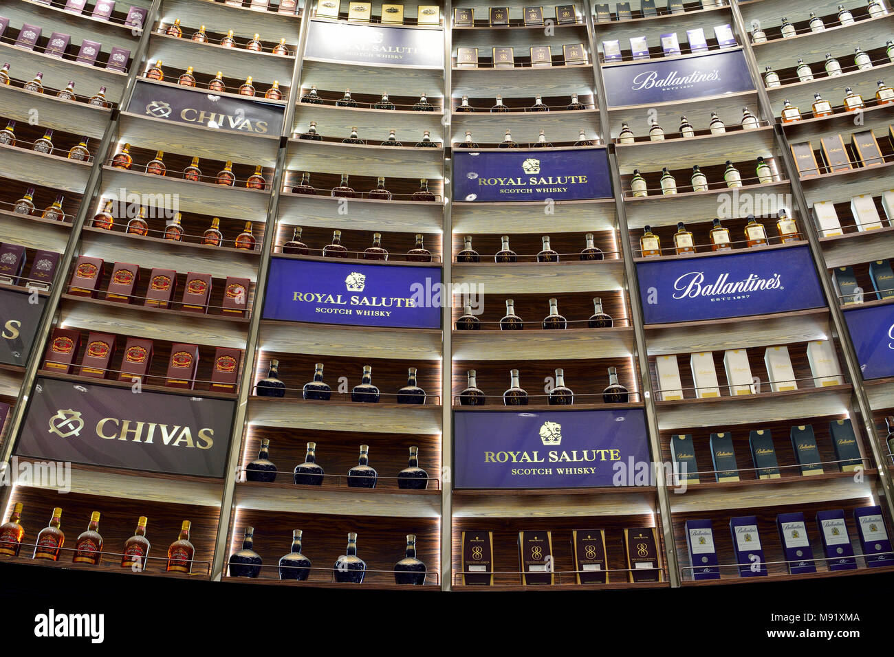 Singapour, Singapour - Le 16 janvier 2018. Rangées de bouteilles dans un whisky shop à Singapour. Banque D'Images