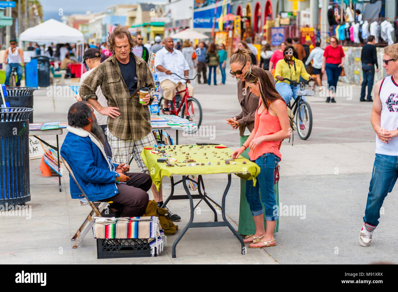 Du marché et des personnes à la célèbre promenade de Venice Beach en Californie, USA Banque D'Images