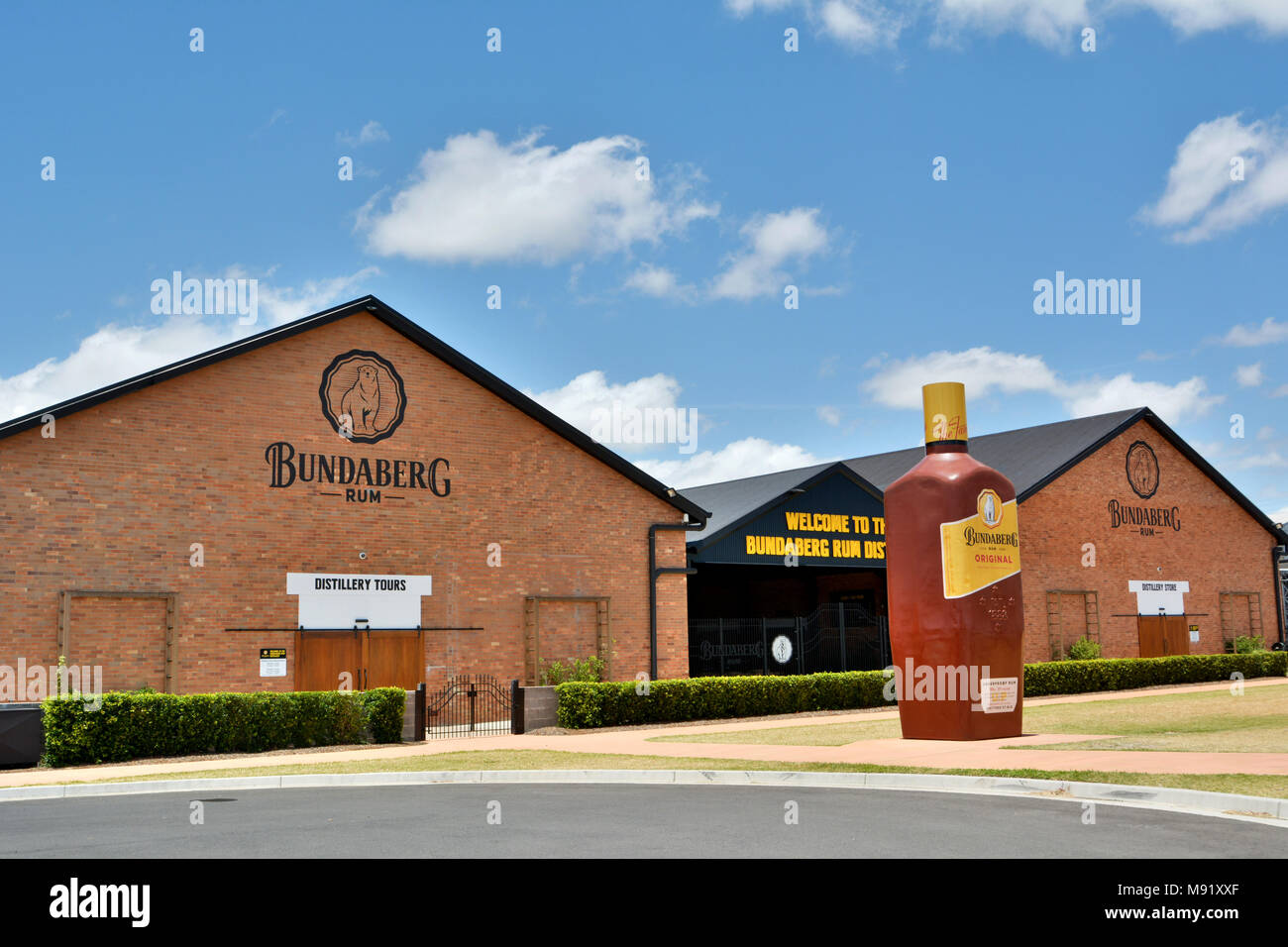 Bundaberg, Queensland, Australie â€" Décembre 25, 2017. Construction de distillerie de rhum de Bundaberg avec la grande bouteille de rhum à Bundaberg, Queensland. Banque D'Images