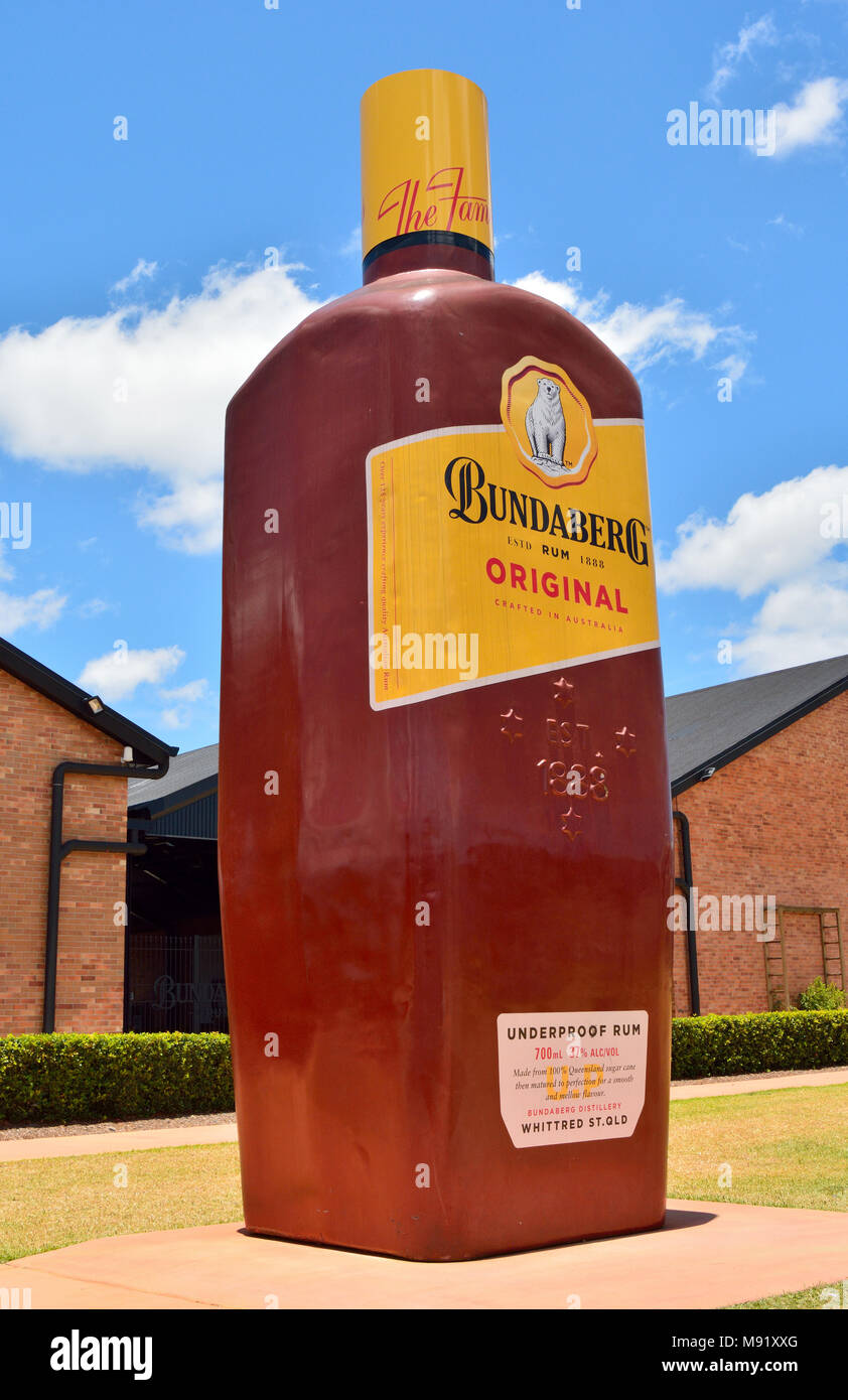 Bundaberg, Queensland, Australie - 25 Décembre, 2017. Grande bouteille de rhum en face de la distillerie de rhum de Bundaberg à Bundaberg, Queensland. Banque D'Images