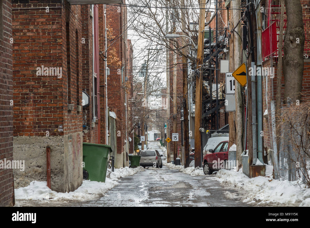 Résidentiel nord-américain typique dead-end street allée couverte de neige dans un quartier résidentiel de Montréal, Québec, Canada Photo d'un un délabrement Banque D'Images