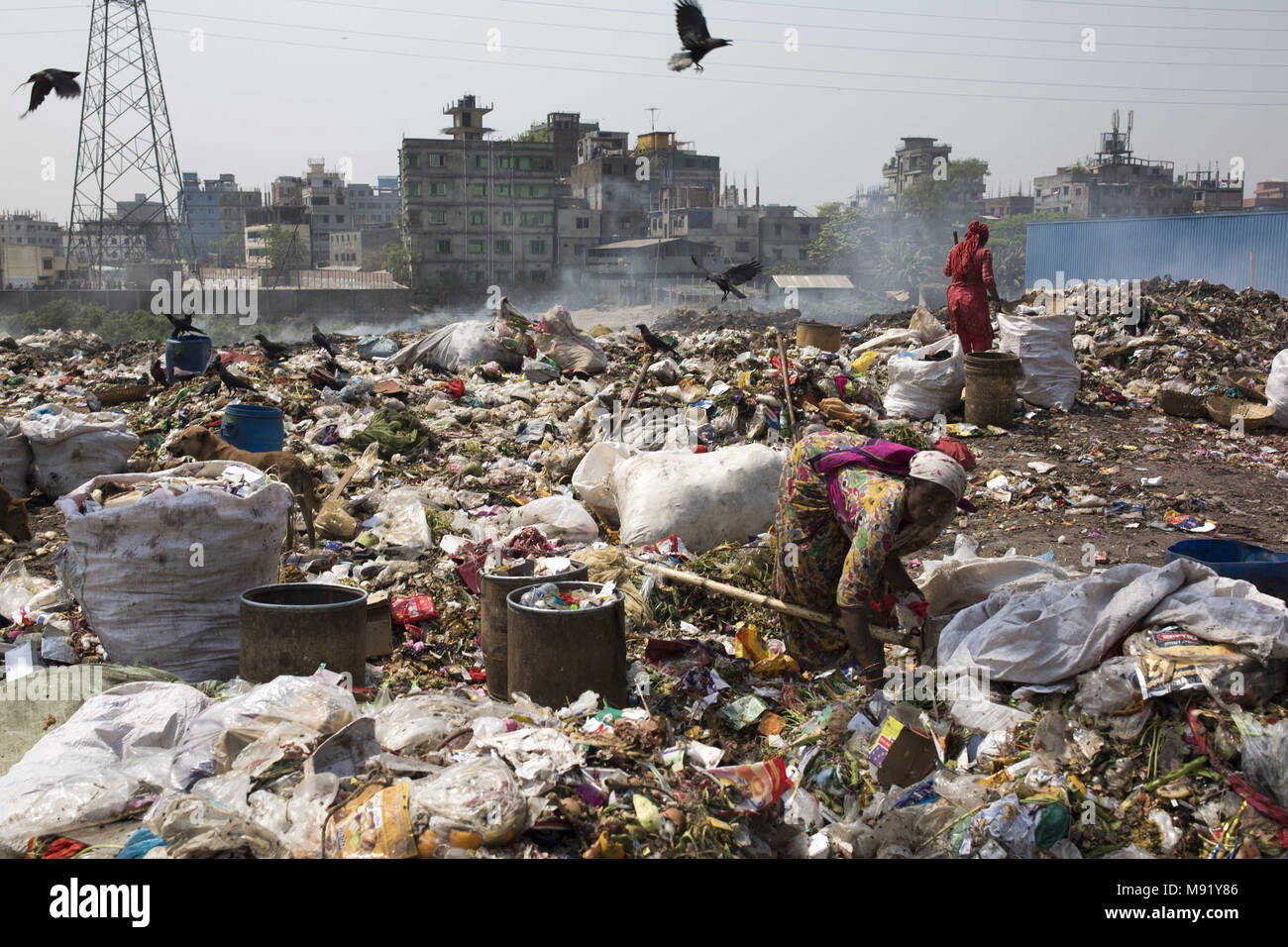 21 mars 2018 - Dhaka, Bangladesh - DHAKA, BANGLADESH - 21 mars : Les femmes recueillent les déchets de produit utilisable en cour de Dhaka, Bangladesh, le 21 mars 2018. (Crédit Image : © Zakir Hossain Chowdhury via Zuma sur le fil) Banque D'Images