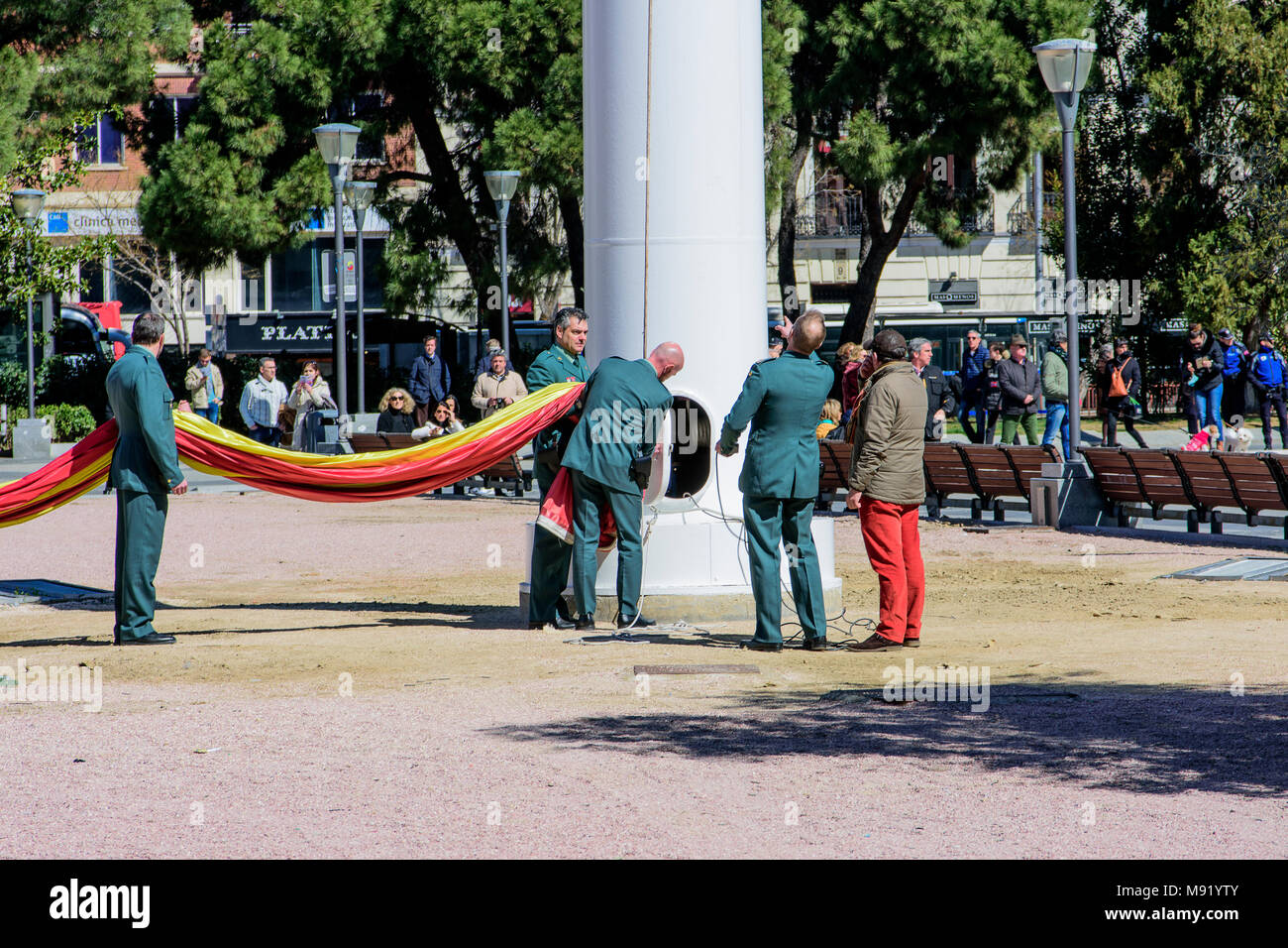 Madrid, Espagne. Mar 21, 2018. Cérémonie de lever du drapeau. Est célébrée le troisième mercredi de chaque mois. La cérémonie est effectuée par la Garde Civile Crédit : F. J. Carneros/Alamy Live News Banque D'Images