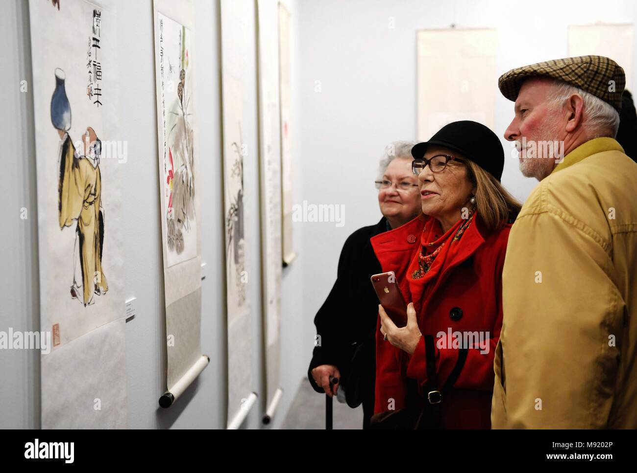 Malaga, Espagne. Mar 20, 2018. Les visiteurs les oeuvres de l'artiste chinois Qi Baishi lors d'une exposition à Málaga, Espagne, le 20 mars 2018. Credit : Guo Qiuda/Xinhua/Alamy Live News Banque D'Images