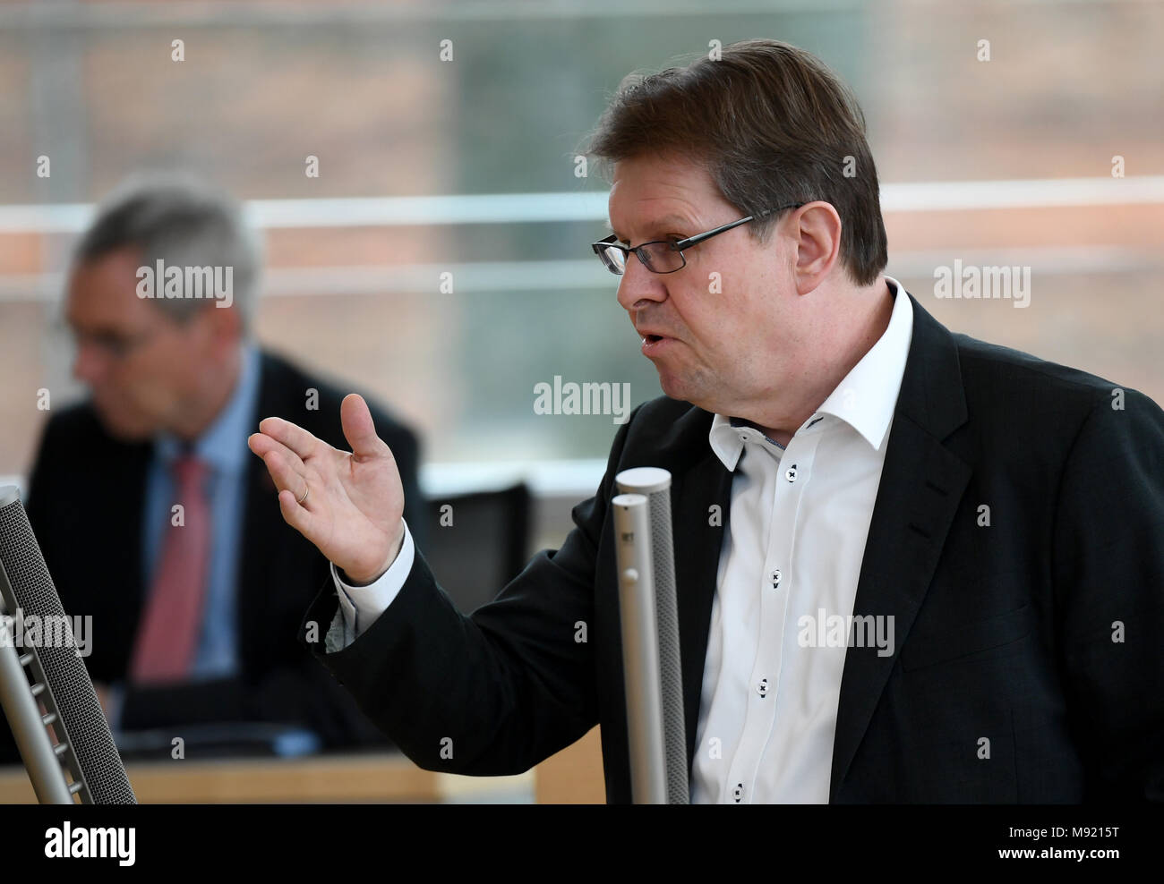 21 mars 2018, l'Allemagne, Kiel : Ralf Stegner, chef du groupe parlementaire du Parti Social-démocrate (SPD), prononce un discours à l'état de session du Parlement. Débats sur les thèmes de la pénurie de logements et d'éventuelles interdictions de diesel sont à l'ordre du jour. Photo : Carsten Rehder/dpa Banque D'Images