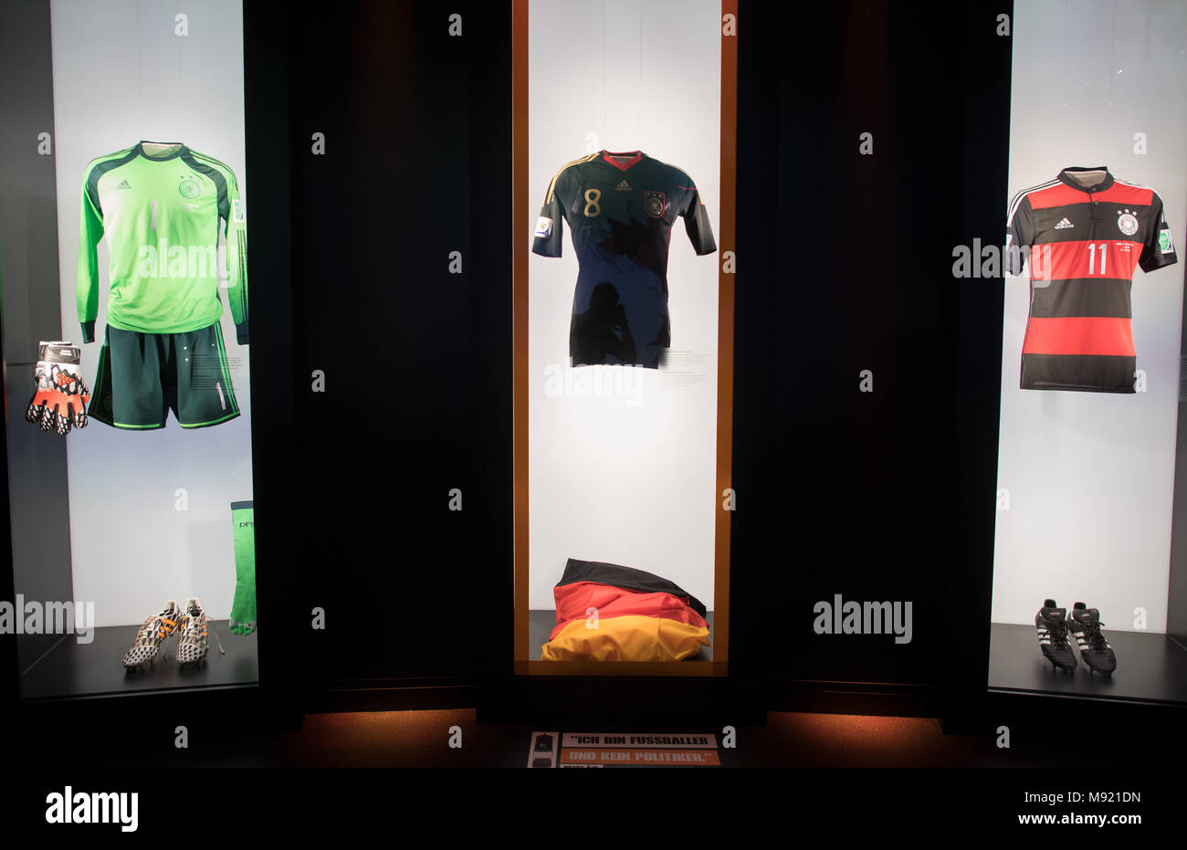 21 mars 2018, Allemagne, Dortmund : shirts des joueurs de soccer allemand Manuel Neuer, Mesut Ozil et Miroslav Klose (L-R) sont dans des vitrines à l'ouverture de l'exposition spéciale "chichtwechsel FußballLebenRuhrgebiet-' (lit. SoccerLifeRuhrarea - changement d'équipe) à l'Allemand Musée de soccer. Photo : Bernd Thissen/dpa Banque D'Images