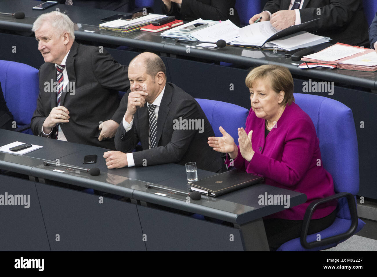 Berlin, Berlin, Allemagne. Mar 21, 2018. (R-L) la Chancelière allemande, Angela Merkel (CDU), Ministre allemand des Finances, Olaf Scholz du Parti Social-démocrate allemand (SPD), Ministre allemand de l'Intérieur, de sa patrie et de l'édifice, de Horst Seehofer, l'Union chrétienne sociale (CSU), sont vues avant la première déclaration du gouvernement Merkel lors d'une assemblée générale du Bundestag (Parlement allemand) à Berlin, Allemagne, le 21 mars 2018. Dans son discours, la chancelière Merkel abordé plusieurs questions devraient être traitées dans le prochain mandat, la situation des réfugiés en Allemagne, la guerre en Syrie, le thème de fa Banque D'Images
