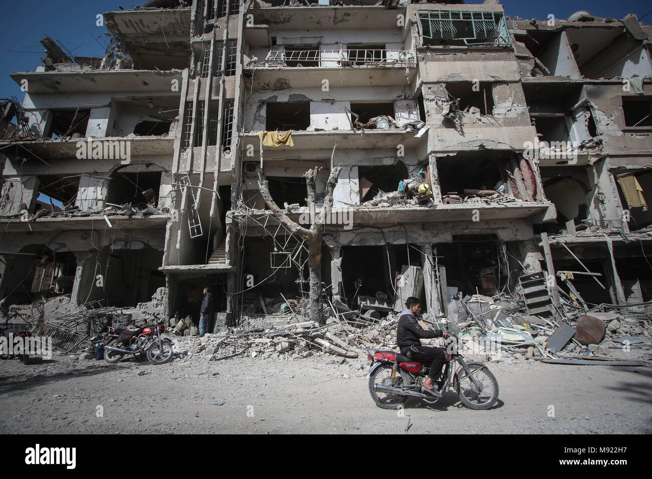 Douma, Damas, Syrie. Mar 21, 2018. Une vue générale des lieux bombardés par le régime avec le baril d'explosifs.La ville de Douma dans la banlieue de Damas est une fois de plus été la cible de l'attaque aérienne menée par les forces de l'air du gouvernement syrien. La guerre civile en Syrie a cours depuis 2011. Credit : Muhmmad Al-Najjar/SOPA Images/ZUMA/Alamy Fil Live News Banque D'Images