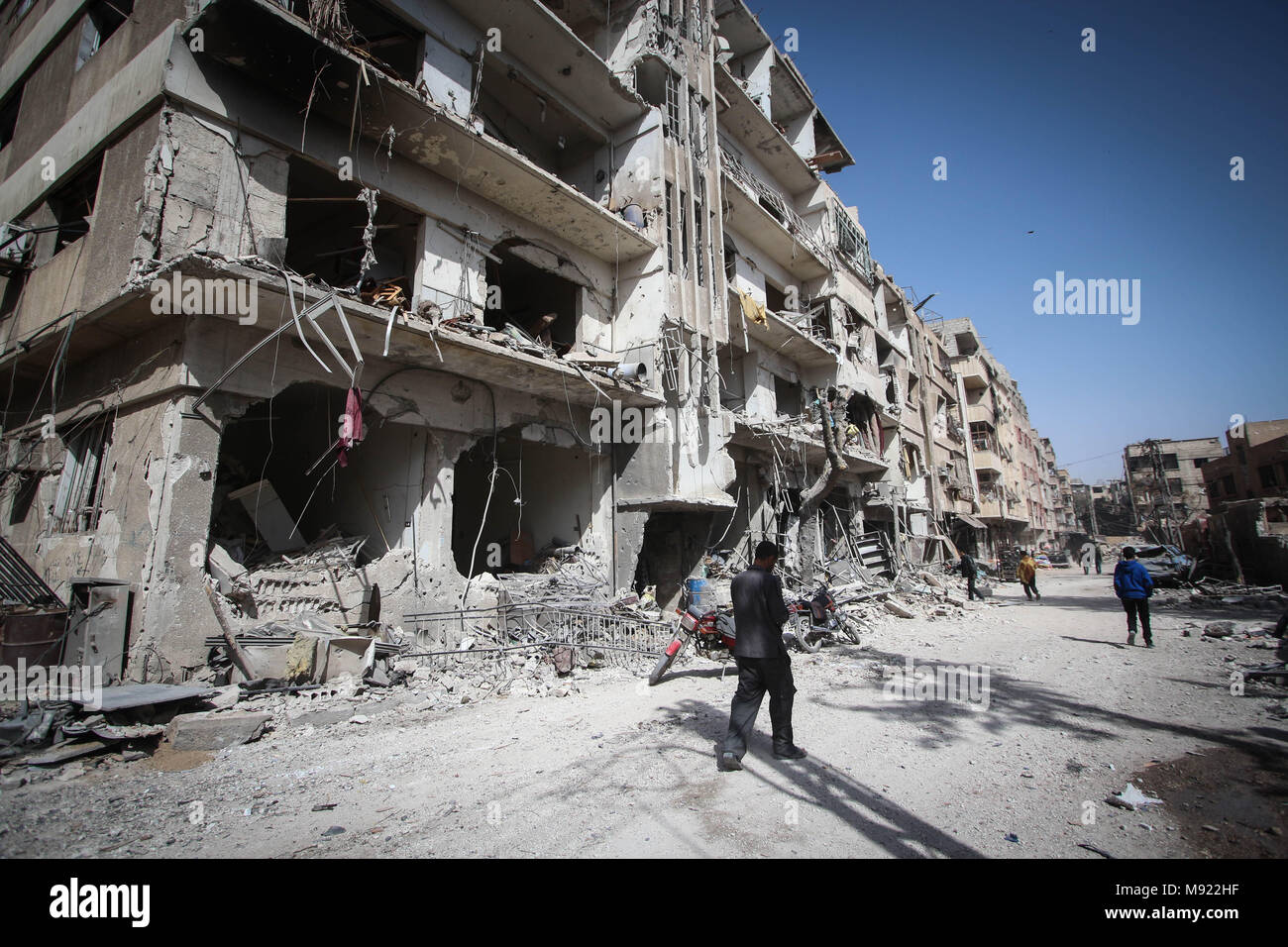 Douma, Damas, Syrie. Mar 21, 2018. Une vue générale des lieux bombardés par le régime avec le baril d'explosifs.La ville de Douma dans la banlieue de Damas est une fois de plus été la cible de l'attaque aérienne menée par les forces de l'air du gouvernement syrien. La guerre civile en Syrie a cours depuis 2011. Credit : Muhmmad Al-Najjar/SOPA Images/ZUMA/Alamy Fil Live News Banque D'Images
