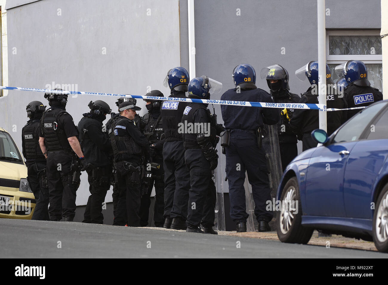 Plymouth, Devon. Mar 21, 2018. Siège armés après avoir vu knifeman Rock, près de Prince à l'école primaire. Police à un siège armé dans la région de Plymouth Rock Prince,Devon. 21/3/18 : Crédit Wayne Perry/Alamy Live News Banque D'Images