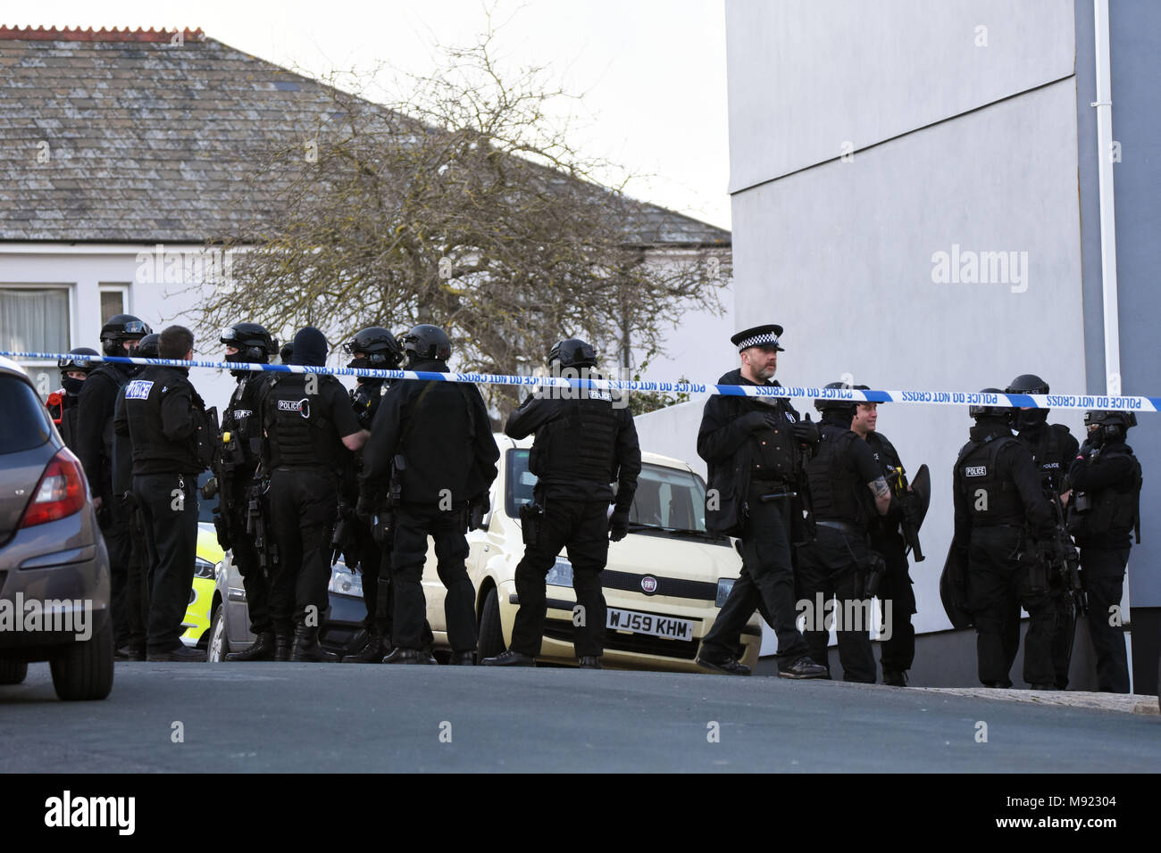 Plymouth, Devon. Mar 21, 2018. Siège armés après avoir vu knifeman Rock, près de Prince à l'école primaire. Police à un siège armé dans la région de Plymouth Rock Prince,Devon. 21/3/18 : Crédit Wayne Perry/Alamy Live News Banque D'Images