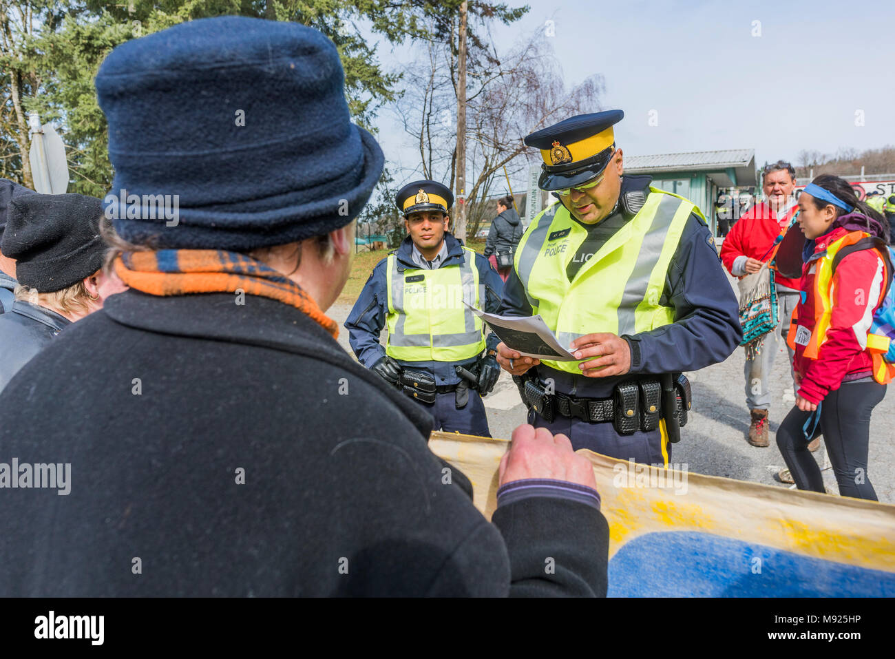 Les protestataires sont servis avec injonction de communications à blocage de l'entrée de la borne de l'oléoduc de Kinder Morgan, Mont Burnaby, Burnaby, Colombie-Britannique, Canada Banque D'Images