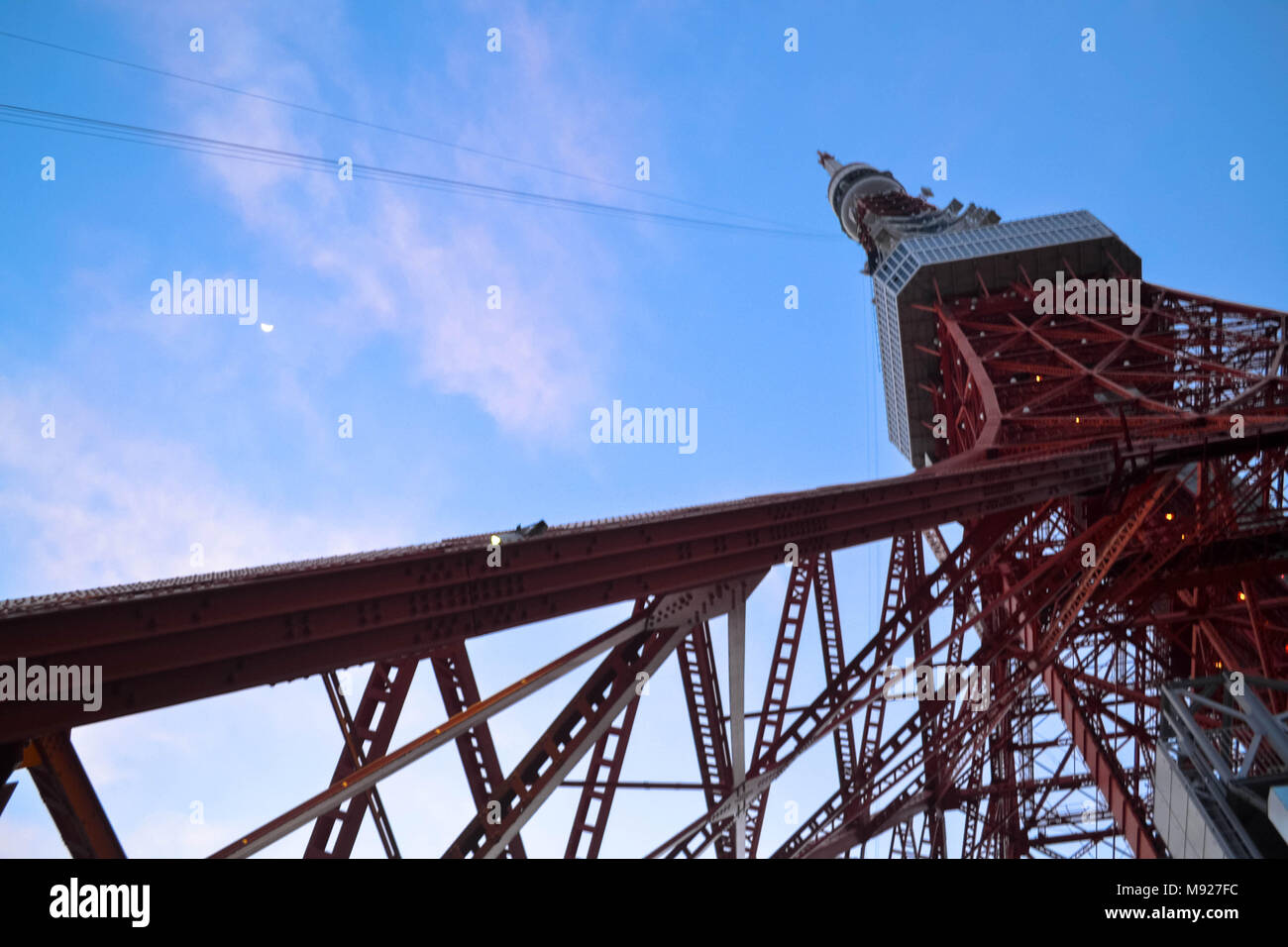 Tokyo, Tokyo, la Chine. Mar 22, 2018. Tokyo, Japon 22 Mars 2018 : Tokyo Tower est une tour d'observation et de communication dans le Shiba-koen district de Minato, Tokyo, Japon. À 332,9 mètres (1 092 ft), c'est la deuxième plus haute structure au Japon. La structure est un réseau d'inspiration Tour Eiffel tower qui est peint en blanc et orange international pour se conformer aux règlements sur la sécurité aérienne. Construit en 1958, la tour, principales sources de revenu sont le tourisme et la location de l'antenne. Crédit : SIPA Asie/ZUMA/Alamy Fil Live News Banque D'Images