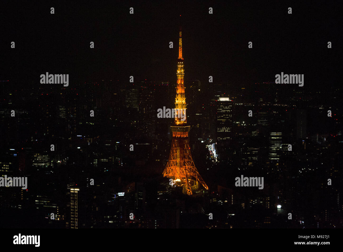 Tokyo, Tokyo, la Chine. Mar 22, 2018. Tokyo, Japon 22 Mars 2018 : Tokyo Tower est une tour d'observation et de communication dans le Shiba-koen district de Minato, Tokyo, Japon. À 332,9 mètres (1 092 ft), c'est la deuxième plus haute structure au Japon. La structure est un réseau d'inspiration Tour Eiffel tower qui est peint en blanc et orange international pour se conformer aux règlements sur la sécurité aérienne. Construit en 1958, la tour, principales sources de revenu sont le tourisme et la location de l'antenne. Crédit : SIPA Asie/ZUMA/Alamy Fil Live News Banque D'Images