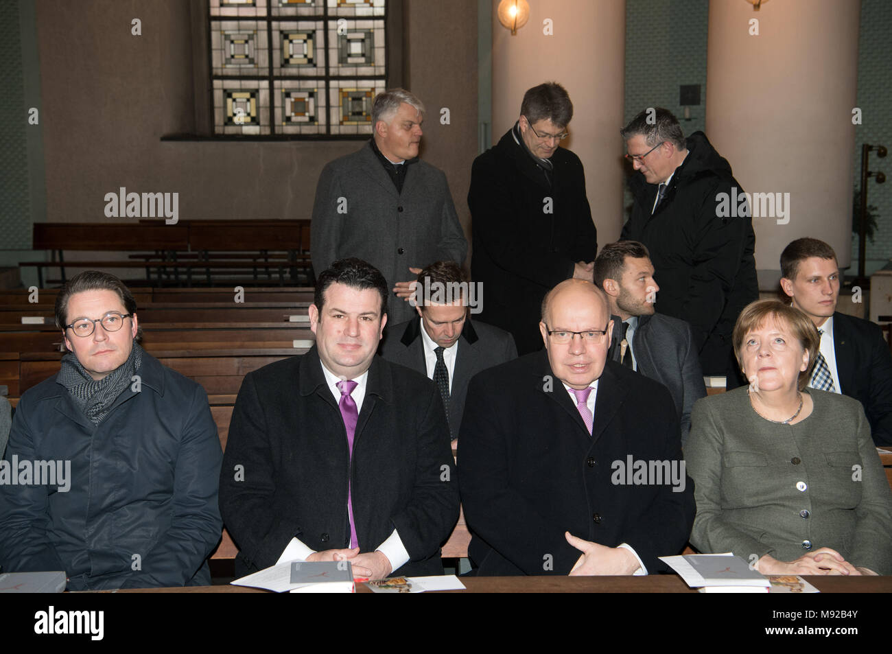Berlin, Allemagne. 22 mars, 2018. 22 mars 2018, la chancelière allemande Angela Merkel (CDU) R, assis avec le ministre des Transports et de l'infrastructure numérique, Andreas Scheuer (CSU, L-R), ministre du Travail et des affaires sociales, Hubertus Heil (SPD) et ministre des Finances et de l'Eenergy, Peter Altmaier (CDU) au requiem pour le Cardinal Karl Lehmann dans la Cathédrale Saint Hedwigs à Berlin. Photo : Soeren Stache/dpa dpa : Crédit photo alliance/Alamy Live News Banque D'Images