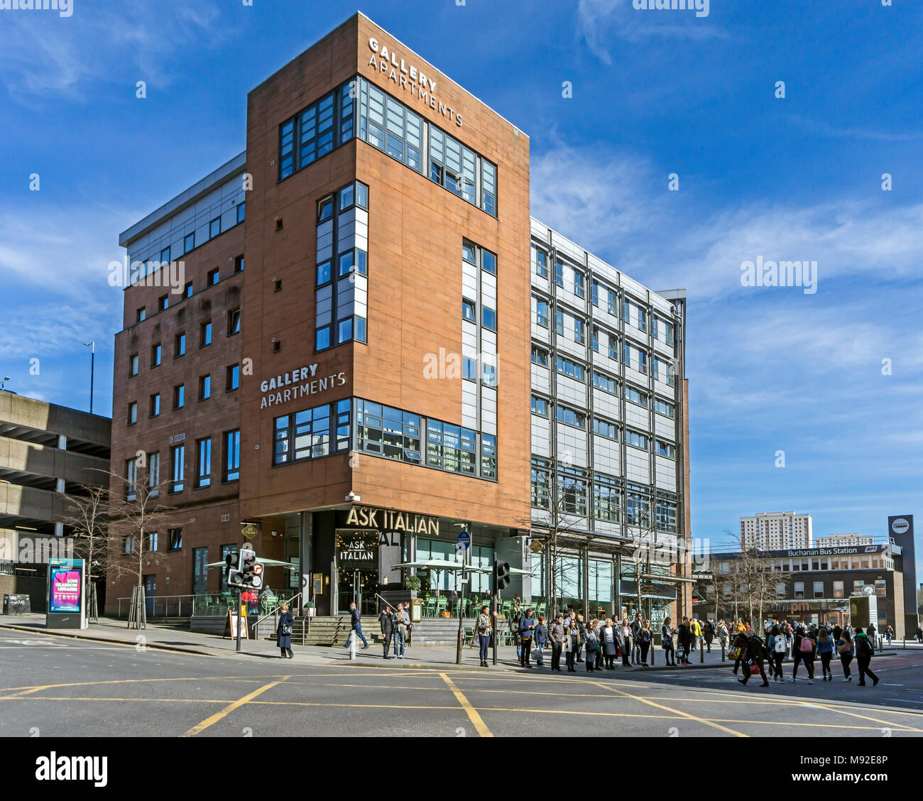 Appartements galerie à l'angle de West Nile Street & Killermont Street à Glasgow Ecosse UK avec Poser Restaurant Italien et la gare routière Buchanan droit Banque D'Images